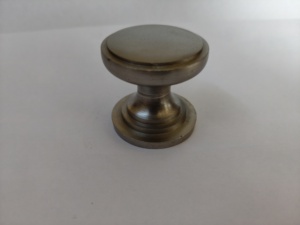 Perilla de latón fundido con acabado en latón antiguo - Product Image 2