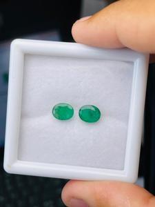 Par de Esmeraldas Naturales de Zambia, Corte Ovalado, 2.93 Quilates, Calidad AAA, Color Verde, Certificado IGI, Lustre Excelente, Corte y Pulido Perfectos, Joyería - Product Image 1