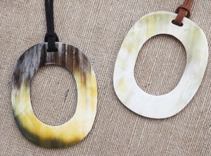 Collier pendentif en corne de buffle polie de qualité supérieure, fait main, naturel, moderne, tribal, bijou de mode pour hommes et femmes - Product Image 5