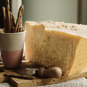 Fromage Parmesan Frais de Qualité Supérieure AA, Stérilisé et Emballé pour le Commerce de Gros - Product Image 4