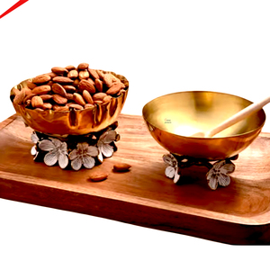 Bol de service en métal finition or pour chocolat, fruits secs, design artisanal, avec support floral - Product Image 1
