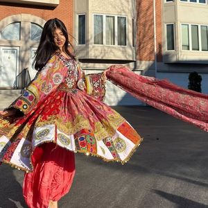 Robes Traditionnelles Afghanes Kuchi Vintage en Dentelle Taille Personnalisée pour Femmes – Fabricant Exportateur de Vêtements Casual Pashtun de Haute Qualité - Product Image 4