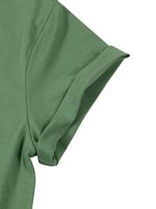 T-shirts personnalisés pour femmes, conçus avec une structure respirante offrant un ajustement confortable et un look élégant au quotidien - Product Image 4