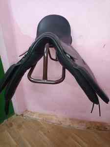 Silla de Montar Inglesa TRIDENT INTERNATIONAL TI101010 para Doma y Salto, Cuero Genuino, Origen Uttar Pradesh - Product Image 3