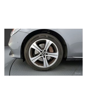 Mercedes-Benz Classe E E300 4MATIC Avantgarde Juin 2019 58 832 km Boîte de vitesses automatique Volant à gauche Sièges en cuir Caméra de recul - Product Image 5