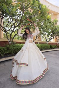 ชุดเลเฮนกาโชลีสีขาวสำหรับงานนวรมฤตรี ผ้าฝ้ายแบบดั้งเดิมของอินเดีย ชุดแต่งงานแบบยาวคลุมเท้า ทรงหลวม ชุดพื้นเมืองสำหรับผู้หญิง - Product Image 1