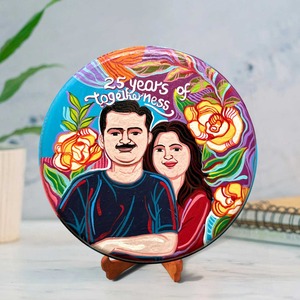 Plato Decorativo de Madera Pintado a Mano con Soporte, Retrato de Pareja de Dibujos Animados, Regalo de Aniversario de Bodas de 25 Años - Product Image 1