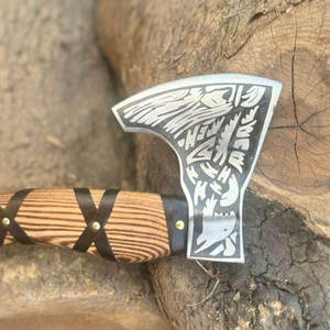 Hache à barbe de style industriel d'inspiration nordique de haute qualité avec manche en bois sculpté et tête en acier détaillée pour collection et exposition - Product Image 6