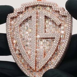 สร้อยคอฮิปฮอปหรูหราสำหรับผู้ชาย ประดับเพชรโมอิสซาไนต์ พร้อมจี้โลโก้รูปโล่ห์ชุบทองคำชมพู เงินแท้ 925 ได้รับการรับรองจาก GRA - Product Image 1