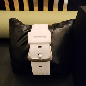 Reloj de Lujo con Esfera Redonda y Diamantes de Moissanita, con la Mitad de los Diamantes Engastados y Correa de Goma de DOPE JEWELLS - Product Image 6