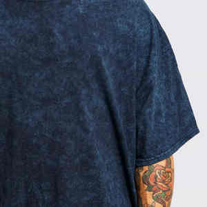 เสื้อยืดโอเวอร์ไซส์ทรงเรกูลาร์ ผ้าคอตตอน 100% น้ำหนัก 250 กรัม สไตล์วินเทจ สตรีทแวร์ลำลองสำหรับผู้ชาย ลวดลายย้อมสีแบบ Distressed Acid Wash ไซส์พลัส - Product Image 2