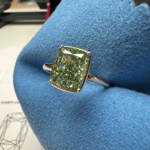 Bague de fiançailles unisexe en moissanite verte taille coussin plaquée rhodium, sertie griffe, style vintage classique - Product Image 4