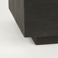 Table basse en bois de manguier massif, finition brute, surface lisse, forme carrée, style industriel moderne pour salon.
