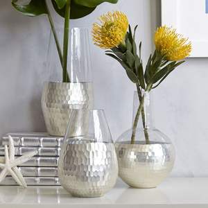 Vase à fleurs en métal Xenial, une silhouette attrayante et une texture métallique raffinée qui attire l'admiration. - Product Image 2