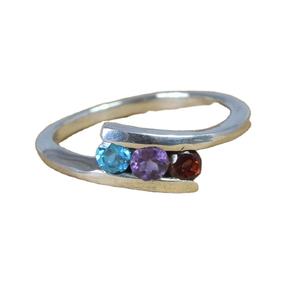 Anillo de compromiso infantil de plata de ley 92.5 chapado en oro con engaste de canal y piedras naturales de topacio azul, amatista y granate - Product Image 1