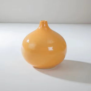 Vase en céramique moderne couleur moutarde, silhouette ventrue, finition brillante et design de col minimaliste pour une mise en scène élégante de table - Product Image 1