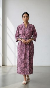 Robe Kimono en Coton Imprimé Floral Mauve 100% Coton, Peignoir Long Élégant avec Ceinture, Léger, Écologique et Respirant, Longueur Midi - Product Image 5