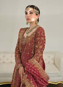 Conjunto de Lehenga Choli nupcial pakistaní rojo con bordado pesado de cuentas, escote festoneado, espalda ilusoria y bordado de gasa hasta el suelo. - Product Image 2