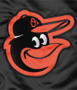 Veste universitaire en satin noir personnalisée pour hommes, veste bomber à bordure contrastée orange, uniforme de baseball en gros - Product Image 4