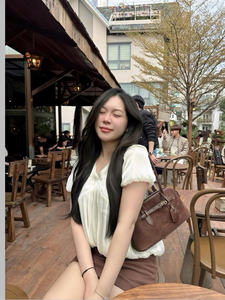 Conjunto Elegante de Blusa de Gasa con Mangas Abullonadas y Minifalda de Cuero Marrón para Mujer, Atuendo a la Moda - Product Image 2