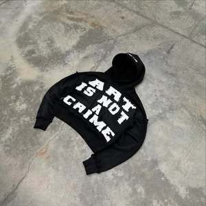 Sweat à capuche court noir effet usé. Sweat à capuche zippé graphique. Veste courte oversize délavée style streetwear. Fabricant de Marques Privées OEM - Product Image 2