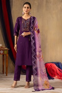 Conjunto de Kurti y Pantalón de Seda Romana al por Mayor con Bordado Multihilo y Dupatta de Seda Chanderi, Colección de Exportación - Product Image 1
