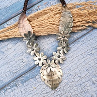Collier Pendentif Tendance en Nacre Noire Sculptée Motif Fleur et Feuille, sur Cordon en Nylon Tressé