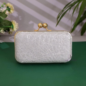 Magnifiques designs de sacs à main en gris croisé, sacs à main de soirée avec chaîne amovible pour femmes. - Product Image 1