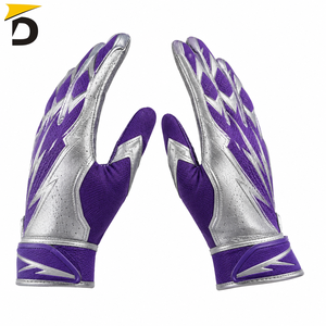 Gants de receveur de football conçus pour un ajustement confortable et une surface à haute adhérence pour aider les joueurs à maintenir un contrôle confiant du ballon - Product Image 4