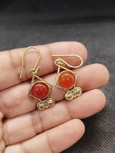 Boucles d'oreilles pendantes en onyx rouge et laiton, faites à la main, vente en gros - Product Image 2