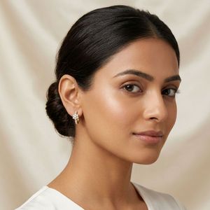 Boucles d'oreilles clous en or jaune avec diamants de laboratoire en forme de grappe florale - Product Image 4