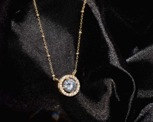 Collier pendentif de luxe en argent sterling plaqué or 18 carats avec perle d'eau douce, chaîne à maillons et halo de zircon cubique solitaire pour anniversaire - Product Image 3
