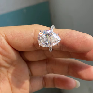 Bague de fiançailles et de mariage en or blanc massif 18 carats avec diamant moissanite blanc en forme de poire de 10 carats (12x16mm) - Product Image 4