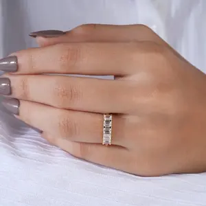 Elegante anillo de compromiso de oro amarillo con diamante solitario de corte esmeralda para mujer, regalo de lujo para propuesta de matrimonio o aniversario, joyería fina. - Product Image 4