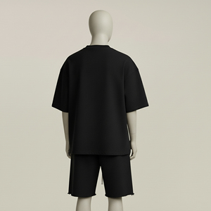 Ensemble survêtement homme personnalisé en fibre de bambou respirante, coupe oversize, avec t-shirt et short, imprimé graphique, noir uni, pour l'automne - Product Image 4