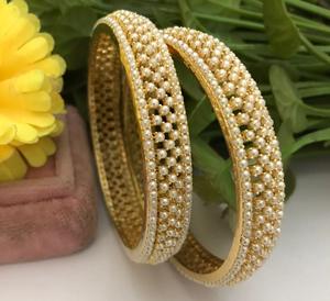 Atractivas pulseras de latón chapado en oro de primera calidad con perlas auténticas, juego de dos, para bodas/eventos, para mujer. - Product Image 3