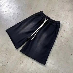 Shorts en molleton noir délavé pour homme, coupe ample et oversize, poids lourd 360 GSM, ourlet brut, style streetwear usé - Product Image 1