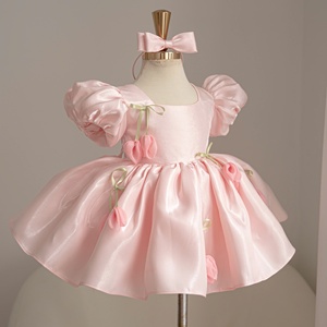 Vestido de Princesa de Satén para Niñas con Detalles de Flores de Tulipán, Mangas Abullonadas y Falda Amplia, Elegante Ropa de Fiesta para Venta al por Mayor en Boutiques OEM - Product Image 6