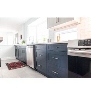 Meuble de cuisine moderne CANA, style transitionnel, avec base modulaire à poignée texturée foncée et rangement mural suspendu, fabrication directe sur mesure. - Product Image 3