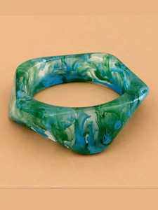 Bracelet en résine époxy écologique fait main, forme irrégulière, motif marbré vert et bleu, objet d'art de collection, Saint-Valentin, Nouvel An - Product Image 1