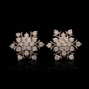 Boucles d'oreilles de luxe AMBER JEWELS Modèle 221, motif floral, diamants plaqués or avec pierres de laboratoire taille brillant rond, conception à charnière sécurisée - Product Image 1