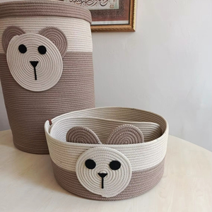 Panier en macramé fait main avec visage de personnage de dessin animé, parfait pour le rangement des jouets dans la chambre des enfants et une adorable solution de décoration pour la chambre de bébé. - Product Image 1