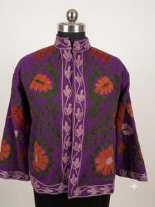Veste en coton style kimono bohème à fleurs violettes, ouverte sur le devant, faite à la main, inspirée des textiles traditionnels d'Asie centrale, d'inspiration ouzbèque. - Product Image 3