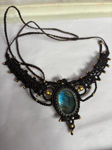 Collier en macramé noir fait main, pierre de labradorite bleue avec perles dorées, bijoux en cristal bohème gothique - Product Image 4