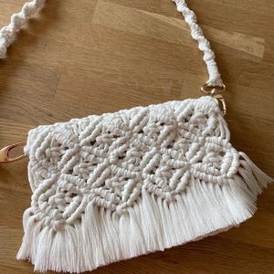 Bolso de Mano Tipo Clutch con Flecos de Macramé y Cuentas de Seda, con Cierre Magnético, Tamaño Personalizado, para Compradores Mayoristas de Boutique - Product Image 1