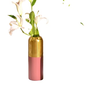 Vase à fleurs élégant en métal fait à la main Vase de table moderne Pièce d'accent décorative élégante pour bureau à domicile - Product Image 5