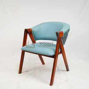 เก้าอี้รับประทานอาหารกลางแจ้งสไตล์ยุโรปสมัยใหม่ หุ้มเบาะ โครงไม้เนื้อแข็ง 100% เหมาะสำหรับร้านอาหาร คาเฟ่ โรงแรม - Product Image 1