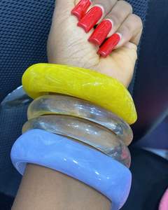 Bracelet manchette épais et rond en résine acrylique colorée pour femme, en fibre d'acétate, idéal pour les fêtes et le quotidien - Product Image 4