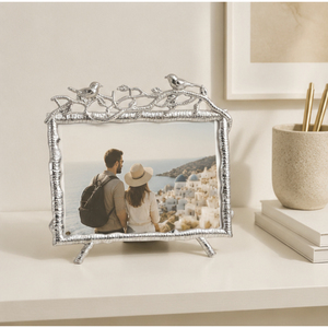 Cadre photo en métal argenté artisanal avec motif d'oiseaux amoureux sur branche, cadre photo de table pour mariage et décoration intérieure - Product Image 4