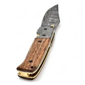Cuchillo Plegable con Mango de Madera Marrón, Empuñaduras Grabadas en Tono Plateado y Hoja con Diseño para Campamentos y Exhibición Decorativa - Product Image 2